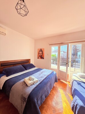 Habitación cuádruple Confort, balcón, vista al patio | Tabla de planchar con plancha y wifi gratis 