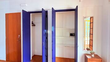 舒适双人房, 阳台, 城市景观 | 衣柜