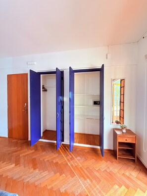 舒适双人房, 阳台, 城市景观 | 衣柜