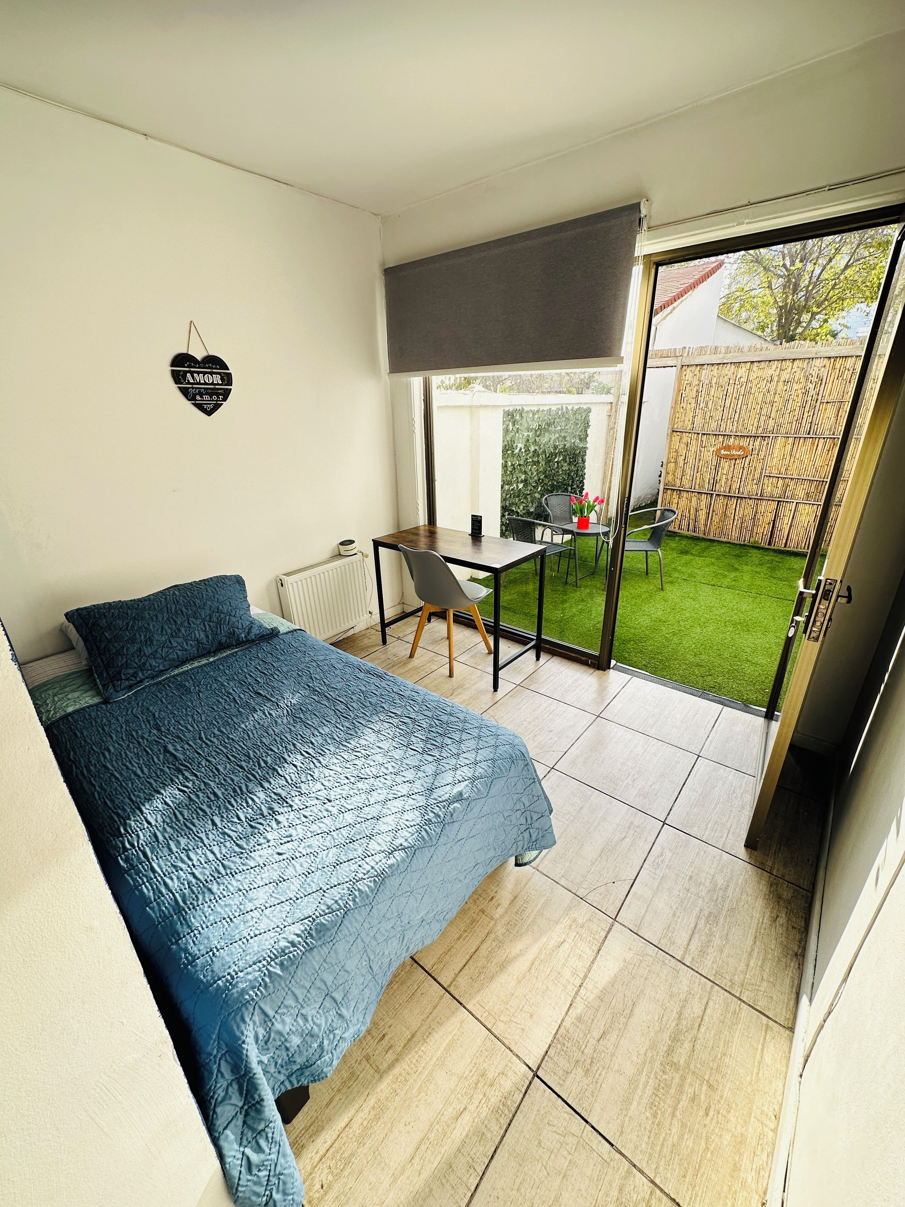 Habitació triple clàssica, pati, vistes al pati | Planxa i posts de planxar i wifi gratuïta 