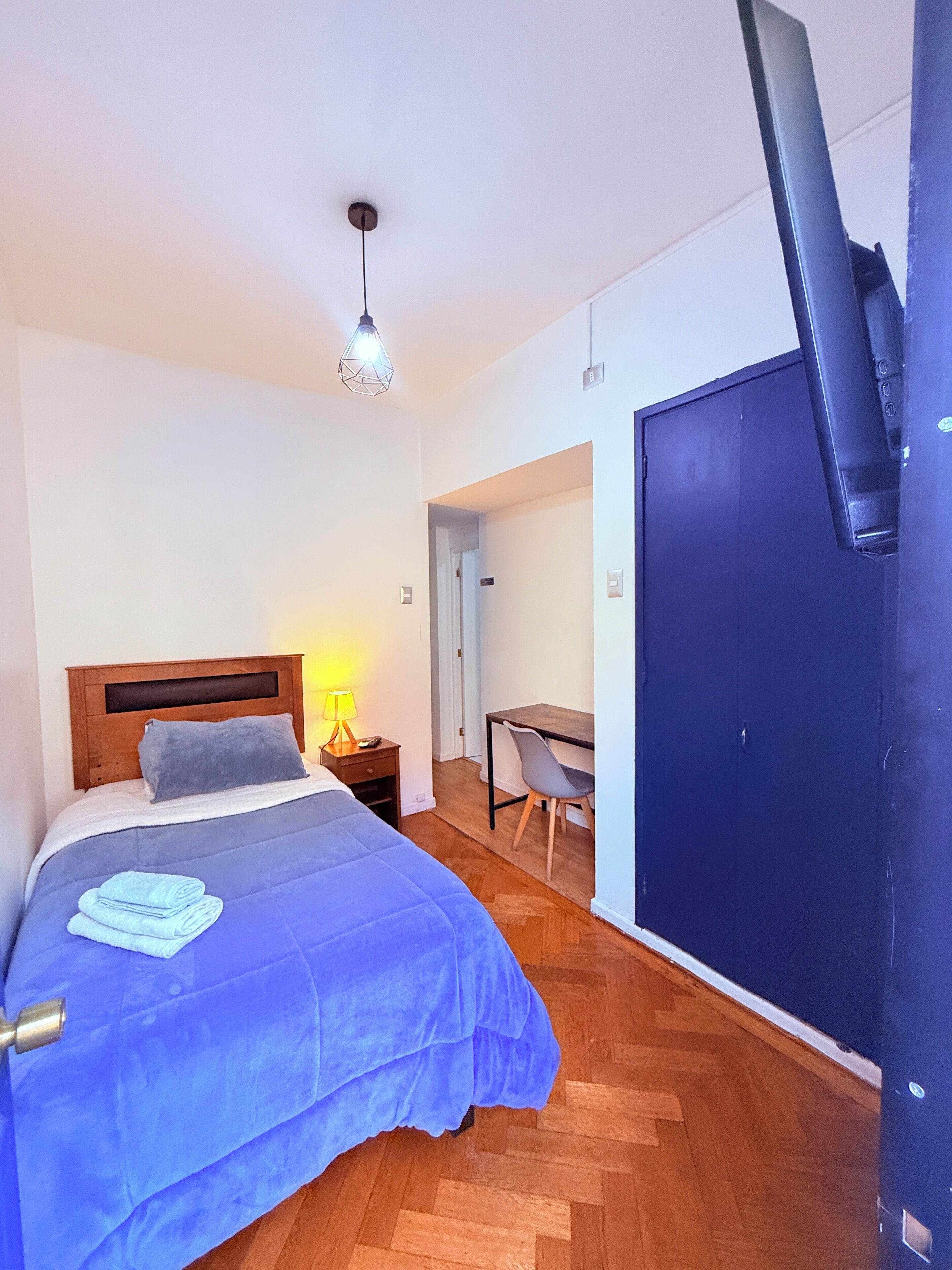 Habitació individual bàsica, balcó, vistes a la ciutat | Planxa i posts de planxar i wifi gratuïta 