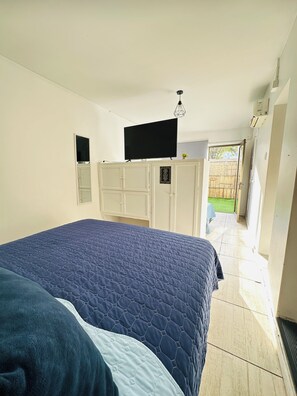 Habitación triple clásica, patio, vistas al patio | Tabla de planchar con plancha y wifi gratis