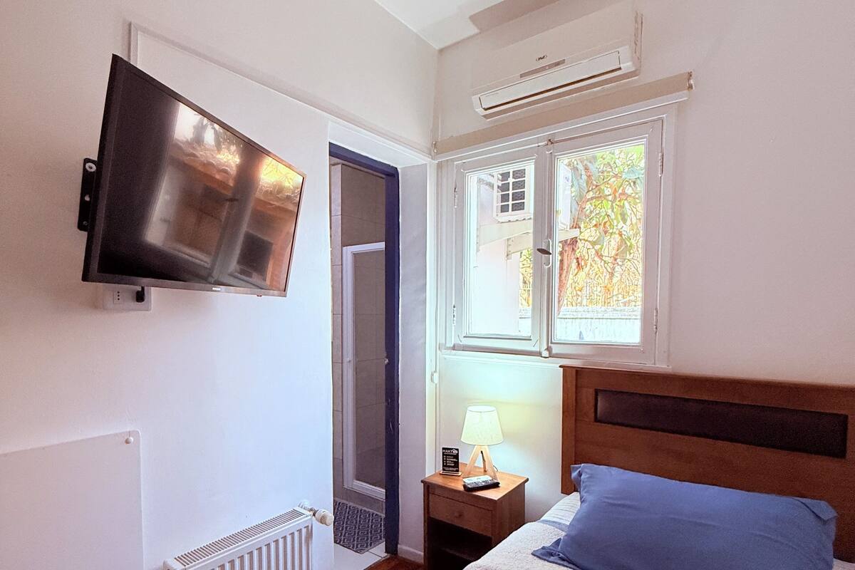 Basic Single Room | Iron/ironing board, free WiFi