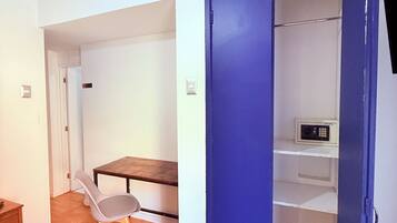 Basic Single Room, Balcony, City View | Room amenity