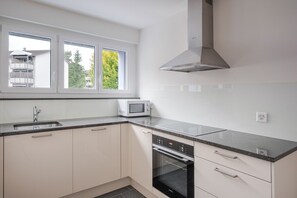 ثلاجة، ميكروويف، فرن، موقد طهي مسطح