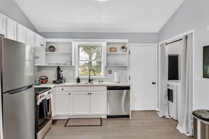 Kylskåp, mikrovågsugn, ugn och spishäll