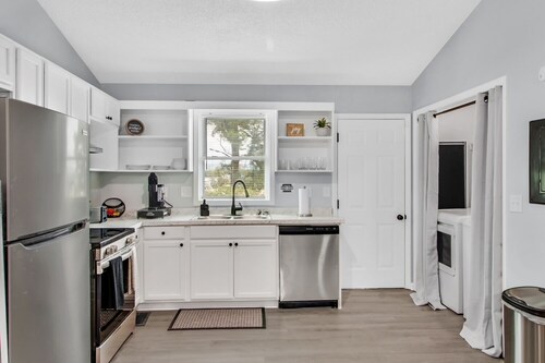 Charming 2-bedroom apartment in beautiful Huntsville with fireplace