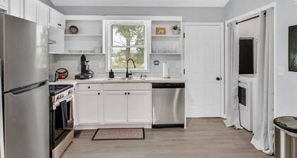 Charming 2-bedroom apartment in beautiful Huntsville with fireplace