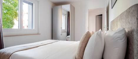 3 habitaciones, tabla de planchar con plancha, wifi y ropa de cama