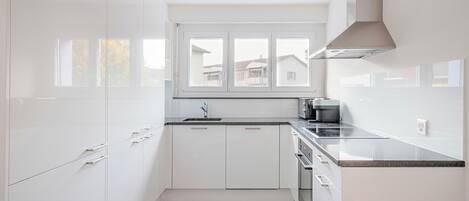 Kjøleskap, mikrobølgeovn, ovn og kokeplater