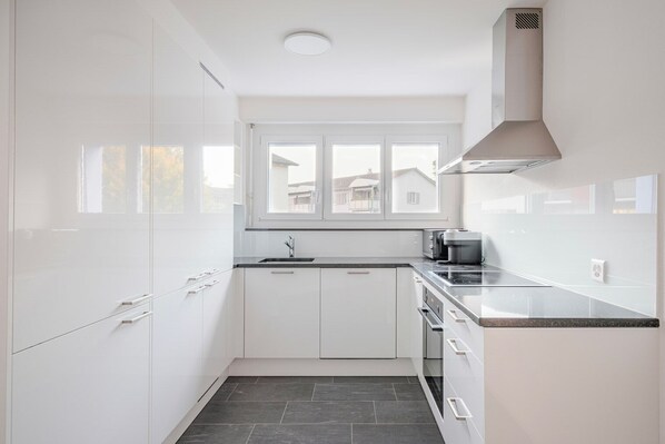 ثلاجة، ميكروويف، فرن، موقد طهي مسطح