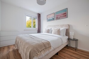3 habitaciones, tabla de planchar con plancha, wifi y ropa de cama 