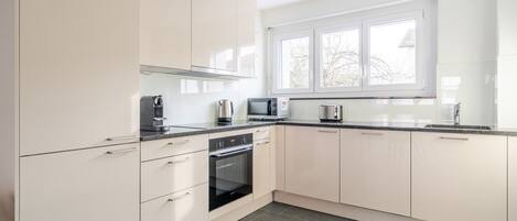 Kjøleskap, mikrobølgeovn, ovn og kokeplater