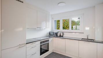 Jääkaappi, mikroaaltouuni, uuni, liesi