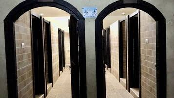 獨立浴缸和淋浴設備、免費盥洗用品、肥皂、洗髮精