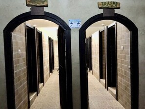 أحواض استحمام وحجيرات دش منفصلة، مستلزمات مجانية للعناية الشخصية، صابون