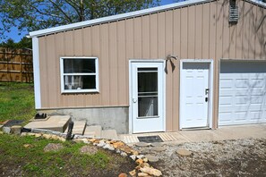 Exterior detail - Hotel Oasis at Fall River Lake - Bungalow w/ Outdoor Kitchen (Fall River)