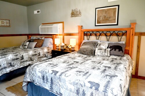 Hotel Oasis at Fall River Lake - Bungalow w/ Outdoor Kitchen