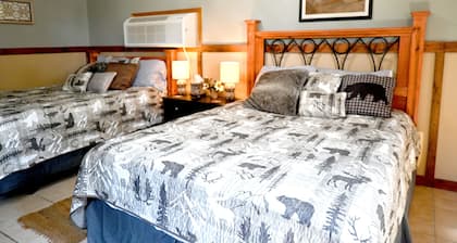 Hotel Oasis at Fall River Lake - Bungalow w/ Outdoor Kitchen