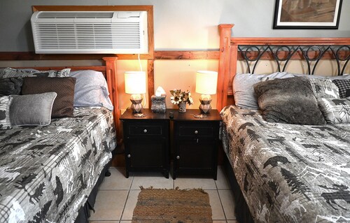 Hotel Oasis at Fall River Lake - Bungalow w/ Outdoor Kitchen