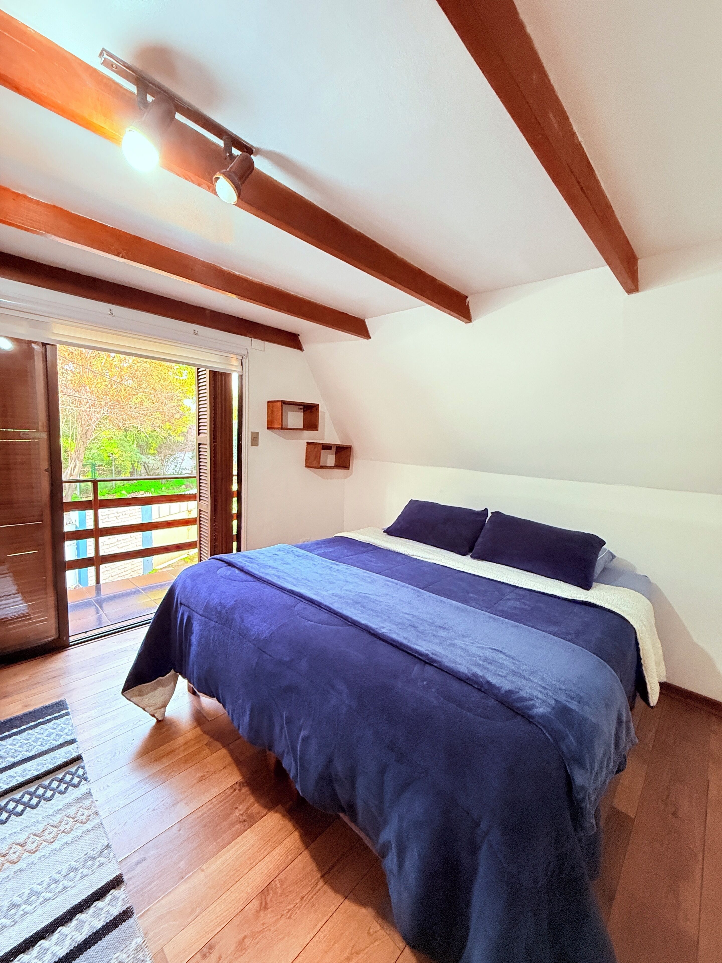 Tabla de planchar con plancha, wifi gratis y ropa de cama 