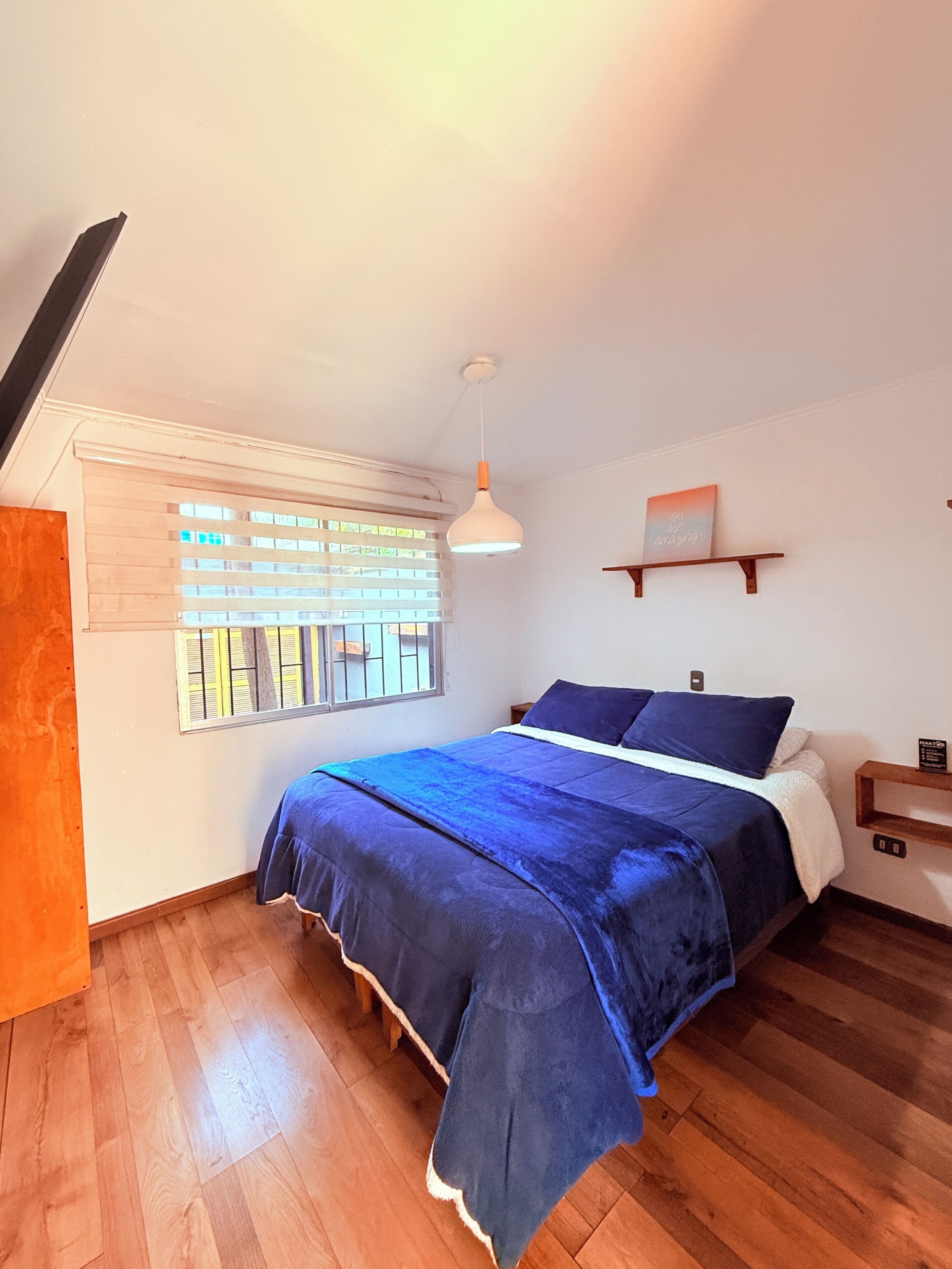 Tabla de planchar con plancha, wifi gratis y ropa de cama 