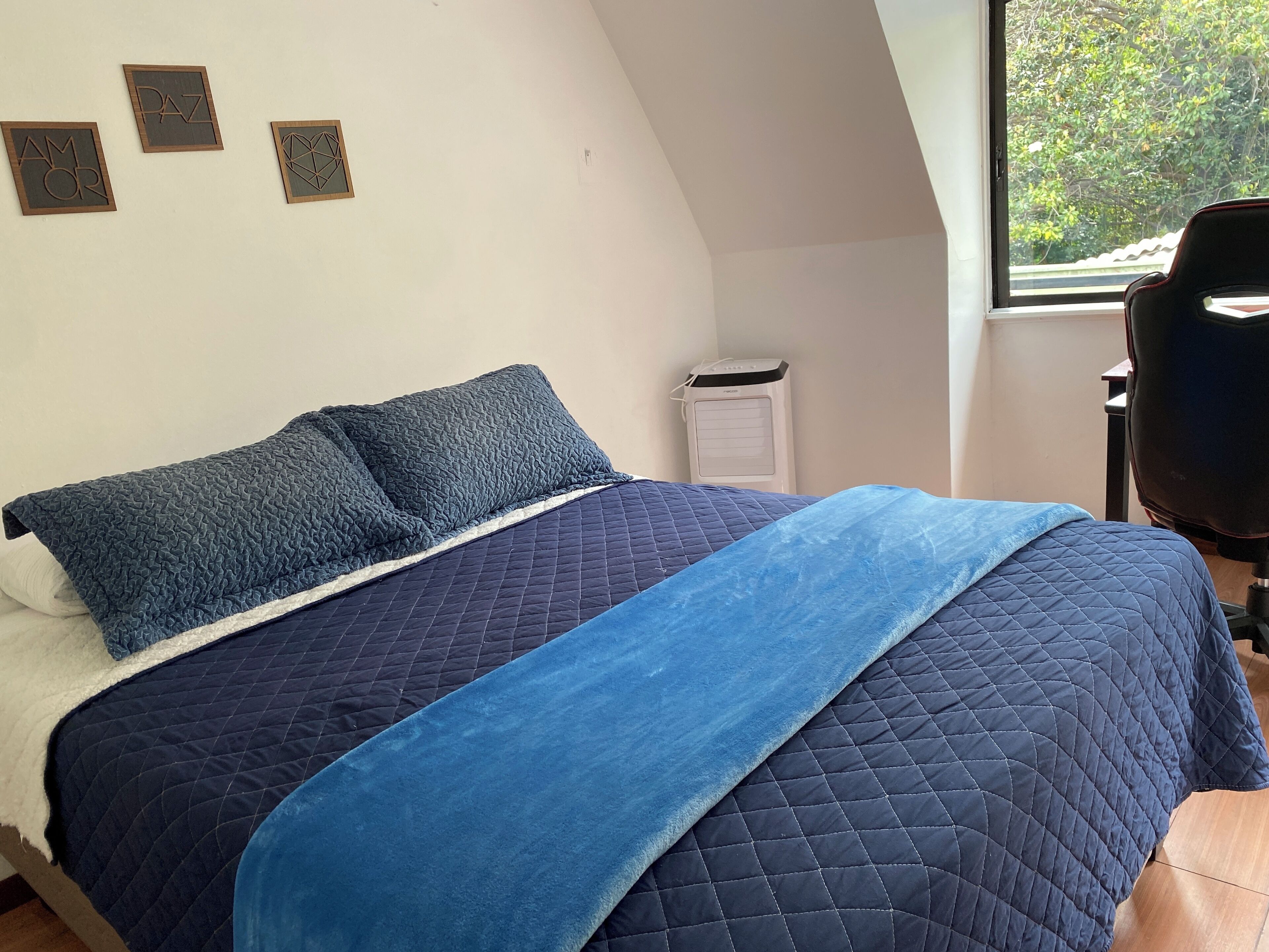 Tabla de planchar con plancha, wifi gratis y ropa de cama 