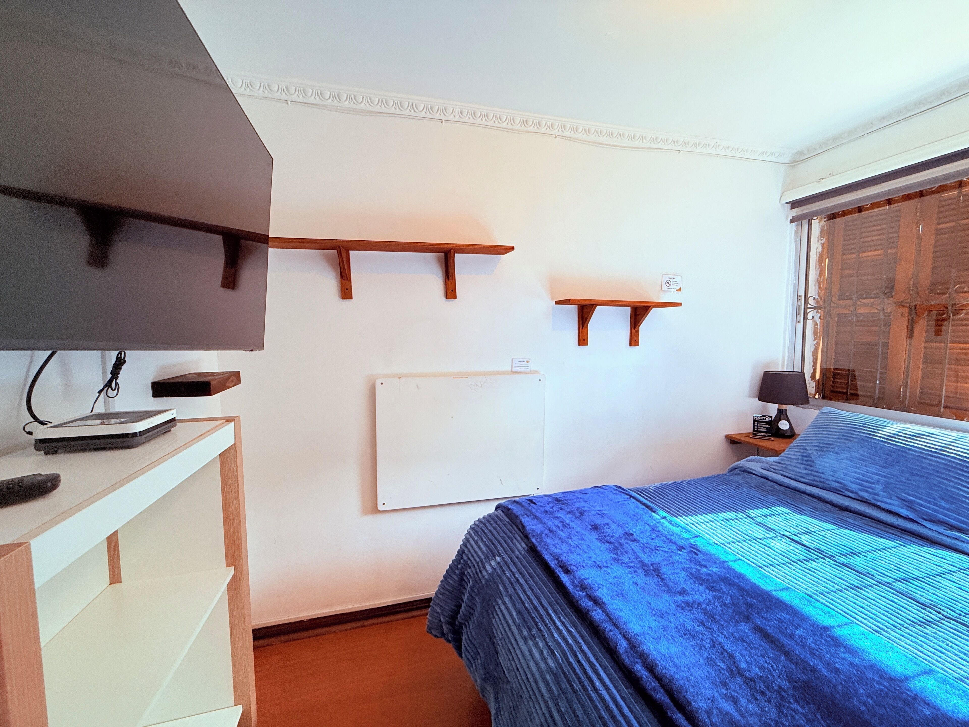 Tabla de planchar con plancha, wifi gratis y ropa de cama 