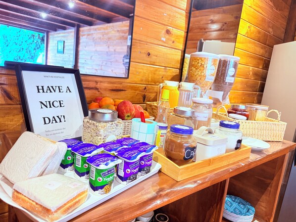 Free daily continental breakfast - Maktvb Costanera Hostal Boutique (Santiago)