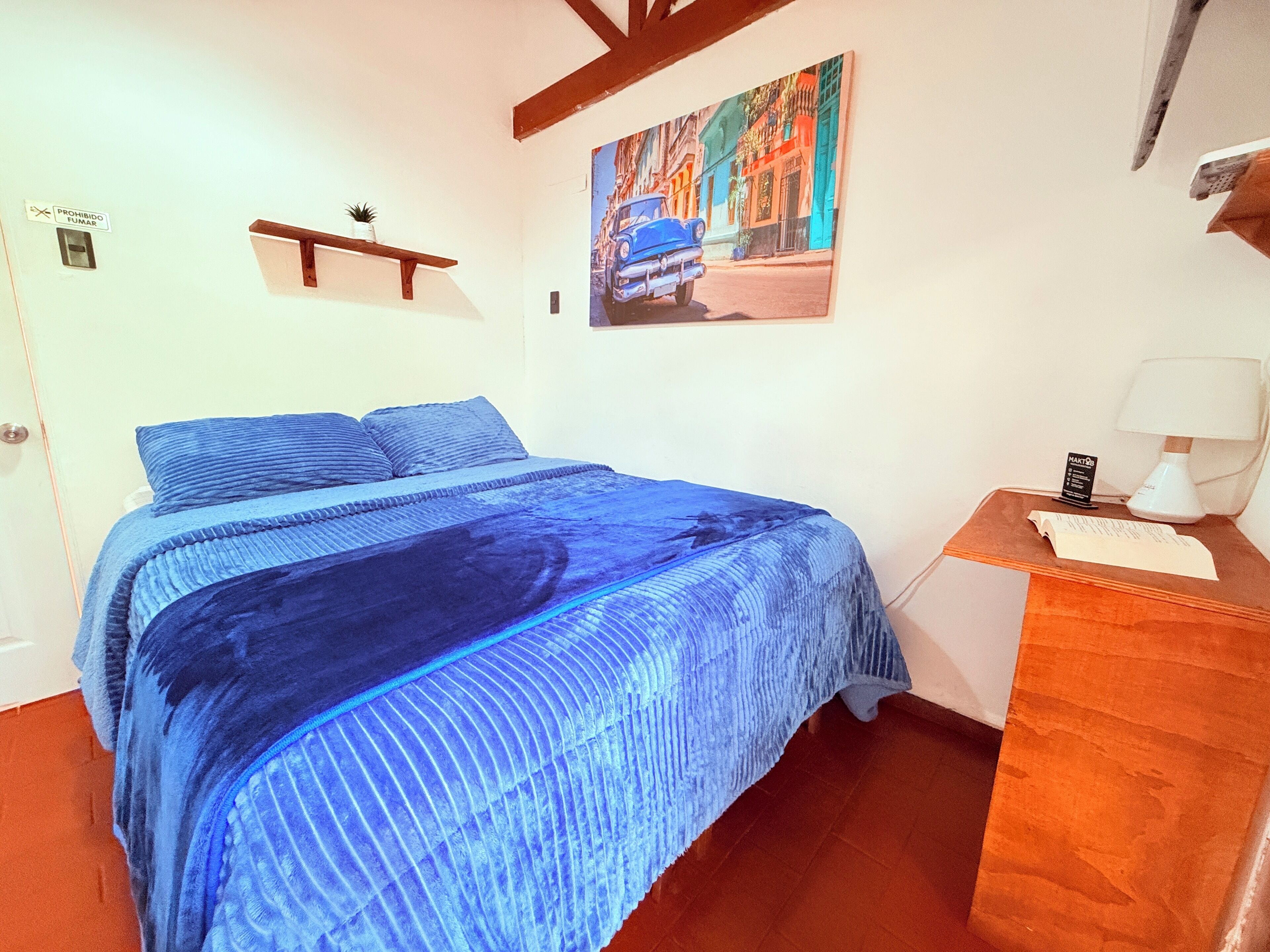 Tabla de planchar con plancha, wifi gratis y ropa de cama 