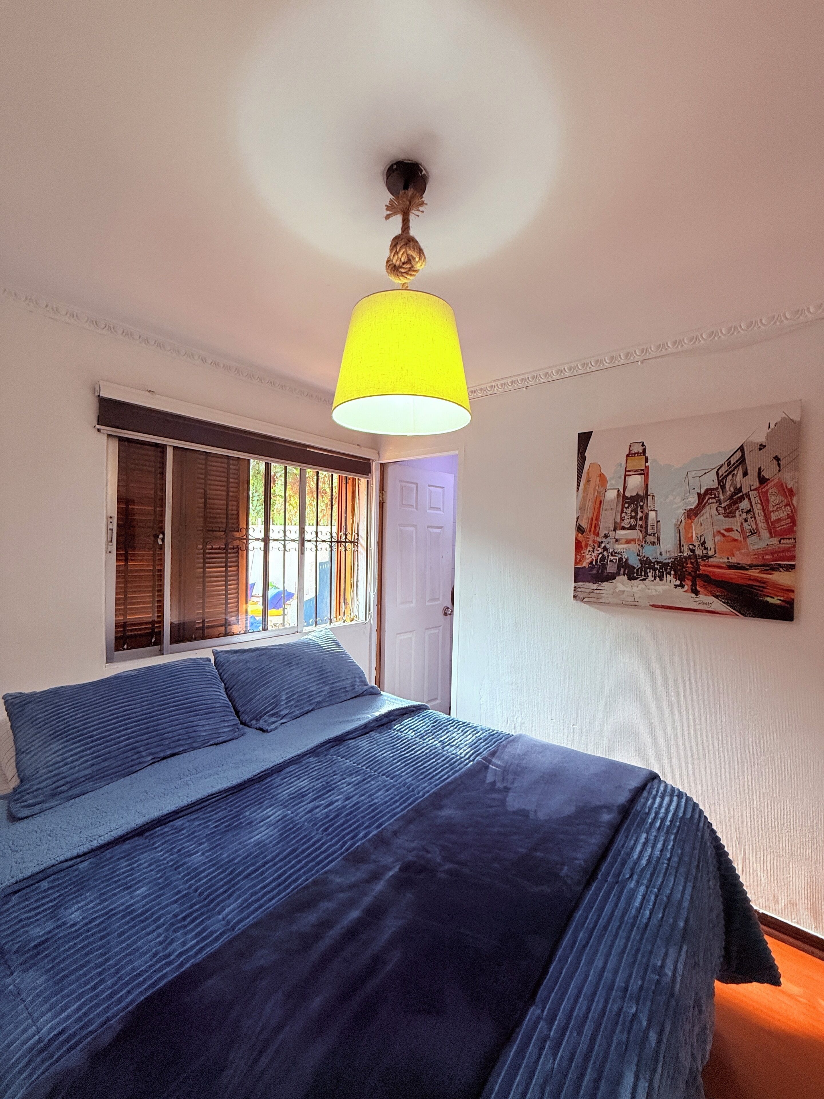 Tabla de planchar con plancha, wifi gratis y ropa de cama 