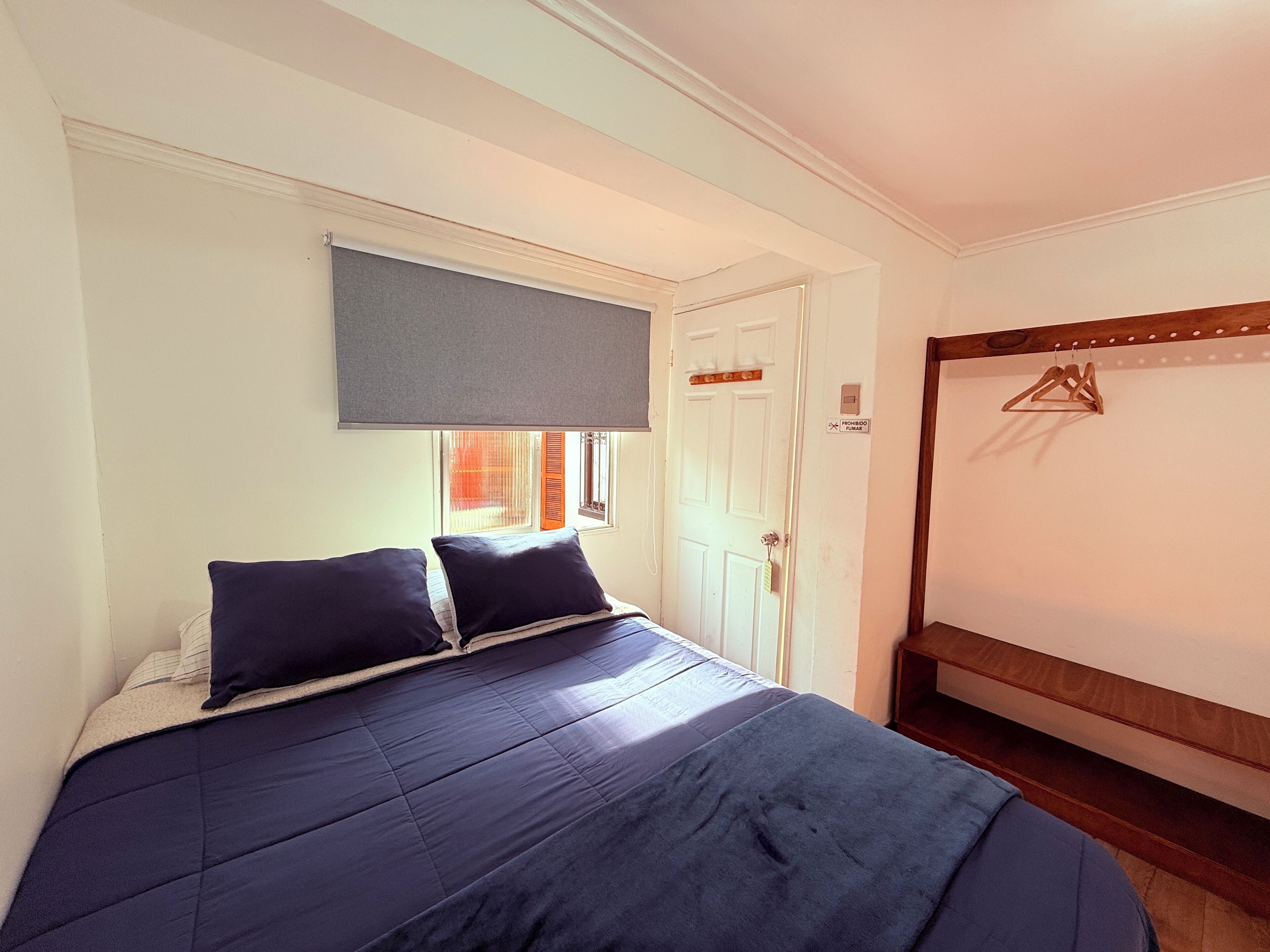 Tabla de planchar con plancha, wifi gratis y ropa de cama 