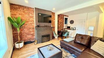 Appartement de base, vue sur la ville | Aire de séjour | Jouets