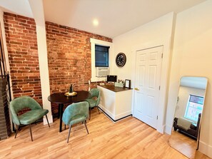 Appartement de base, vue sur la ville | Restauration