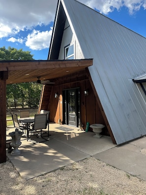 Outdoor dining - Lovely 3-bedroom house in Melissa (Melissa)