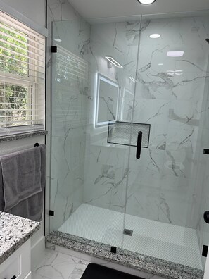 Regadera, secadora de cabello, toallas, jabón 