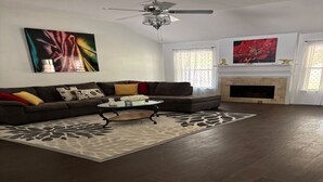 Unclassified image, 5 of 11, button - Luxury Modern Retreat in Spring (Spring)
