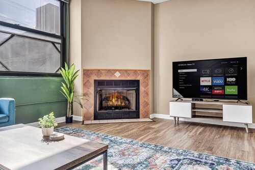HUGE Downtown Loft - Free Parking - Gym - Sauna