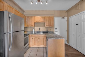 Private kitchen - HUGE Downtown Loft - Free Parking - Gym - Sauna (Cleveland)