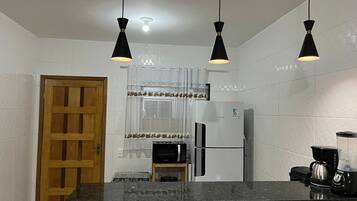 Een magnetron, een kookplaat