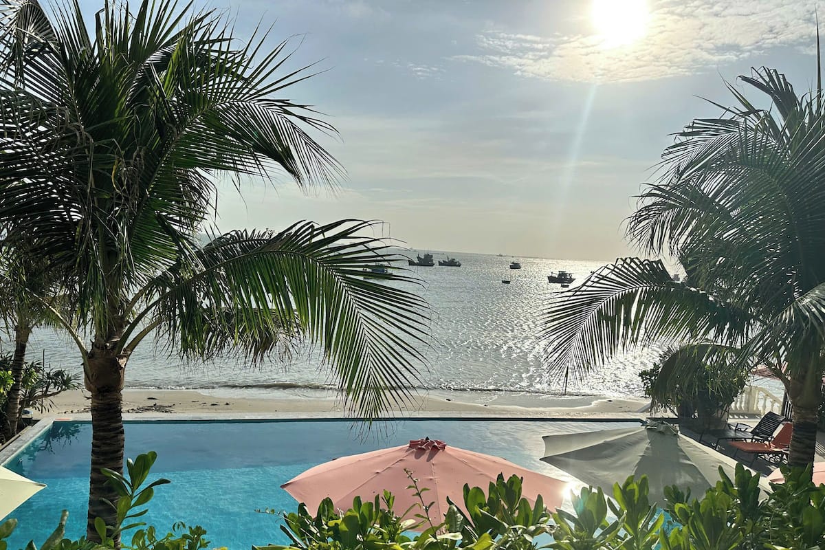 Phòng đôi Deluxe, nhiều giường, quang cảnh biển, cạnh bãi biển | Bàn, màn/rèm cản sáng, phòng cách âm, bàn ủi/dụng cụ ủi quần áo