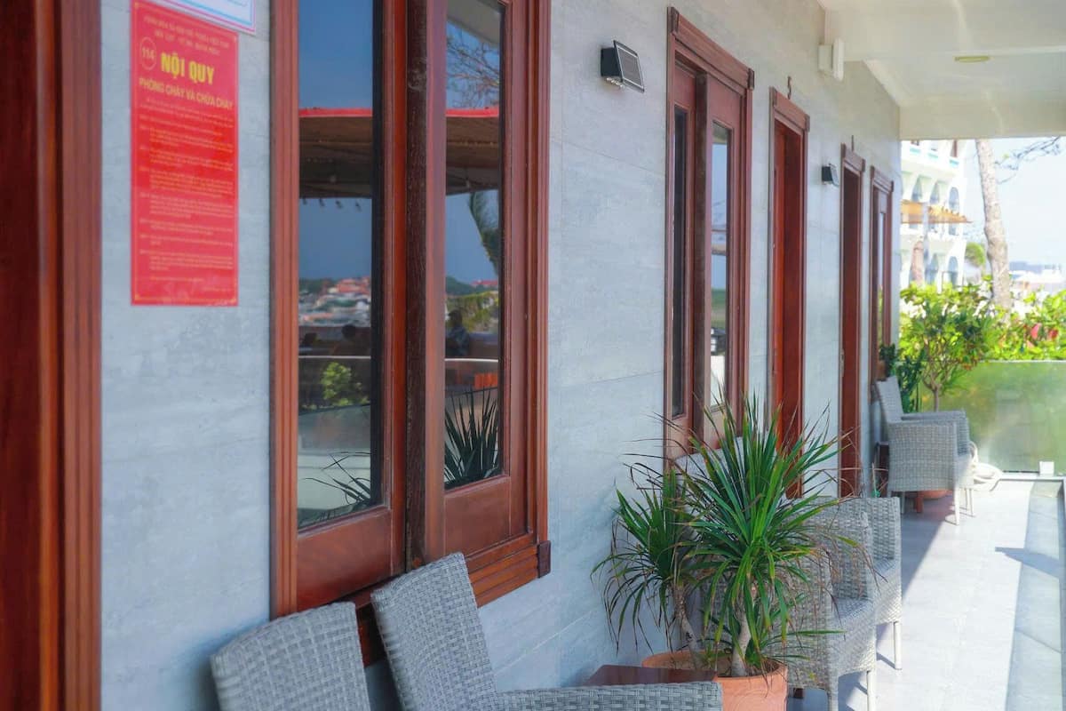 Bàn, màn/rèm cản sáng, phòng cách âm, bàn ủi/dụng cụ ủi quần áo