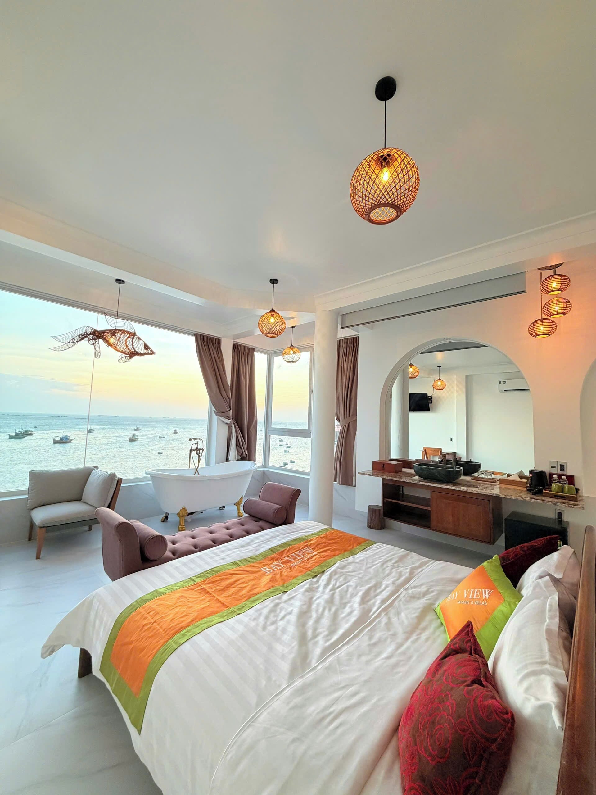 Habitación de diseño, 1 cama de matrimonio grande, vistas a la bahía, junto a la playa | Escritorio, cortinas opacas, sistema de insonorización