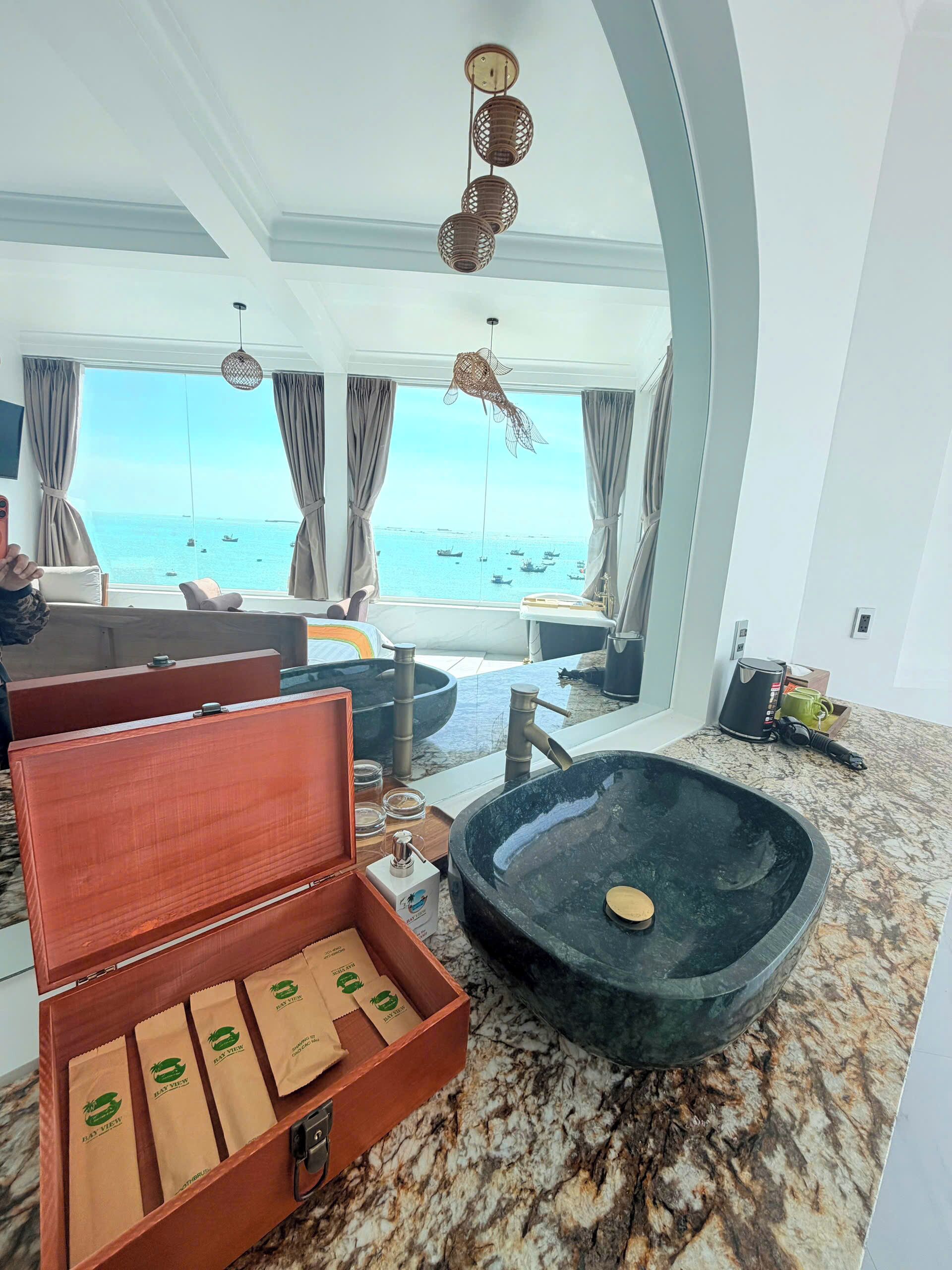 Design-værelse - 1 kingsize-seng - udsigt til bugt - mod havet | Badeværelse | Gratis toiletartikler, hårtørrer, hjemmesko, håndklæder