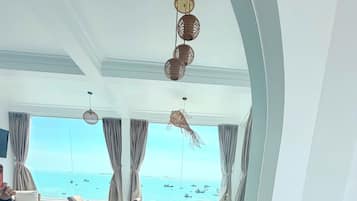 Design-værelse - 1 kingsize-seng - udsigt til bugt - mod havet | Badeværelse | Gratis toiletartikler, hårtørrer, hjemmesko, håndklæder