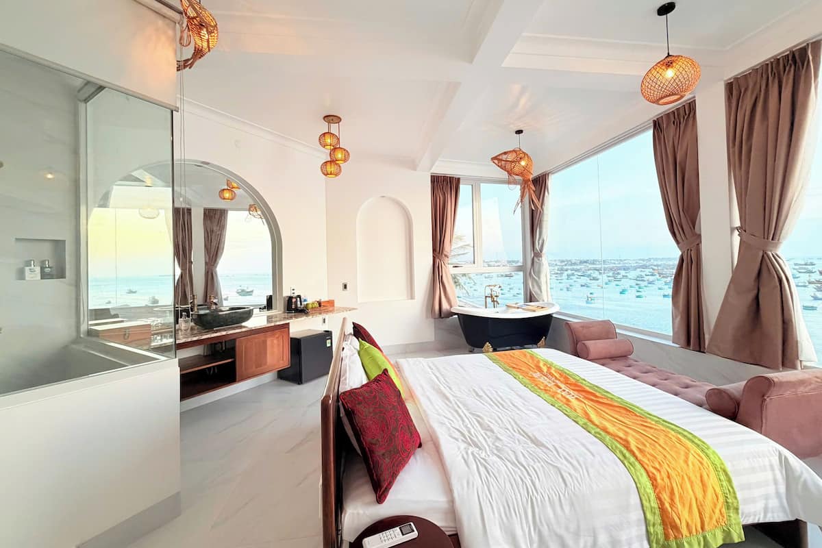 Design Room, 1 King Bed, Bay View, Sea Facing | Desk, blackout drapes, soundproofing, iron/ironing board