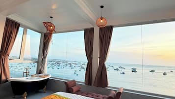 Designrum - 1 kingsize-säng - utsikt mot havsviken - mot havet | Skrivbord, mörkläggningsgardiner, ljudisolering och strykjärn/strykbräda