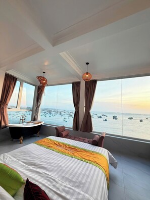 Design kamer, 1 kingsize bed, uitzicht op de baai, uitzicht op zee | Een bureau, verduisterende gordijnen, geluiddichte muren