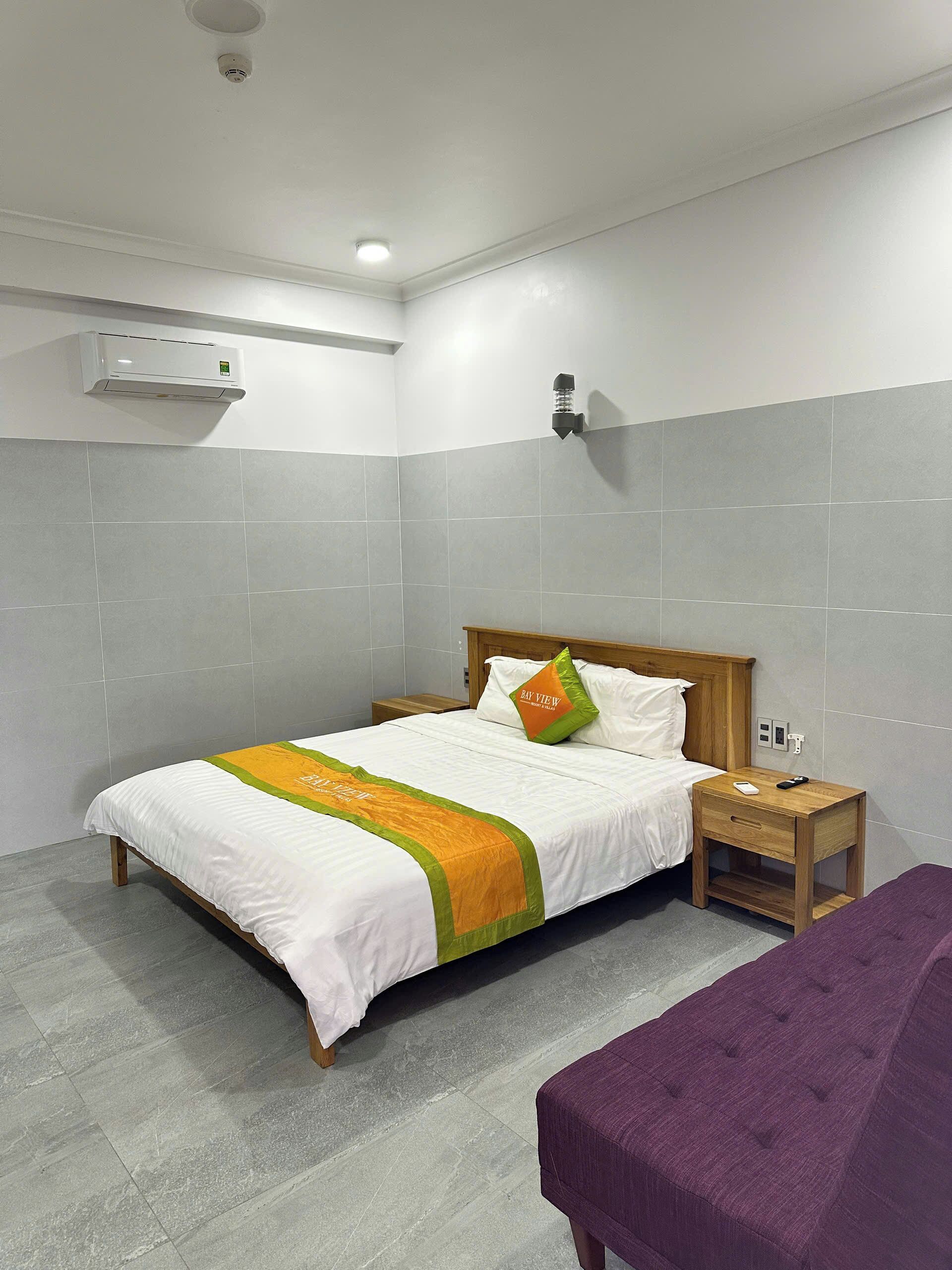 Bàn, màn/rèm cản sáng, phòng cách âm, bàn ủi/dụng cụ ủi quần áo 