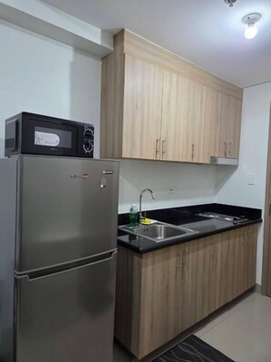 스탠다드 아파트 | 전용 주방 | 냉장고, 전자레인지, 쿡탑, 조리 도구/접시/주방 기구